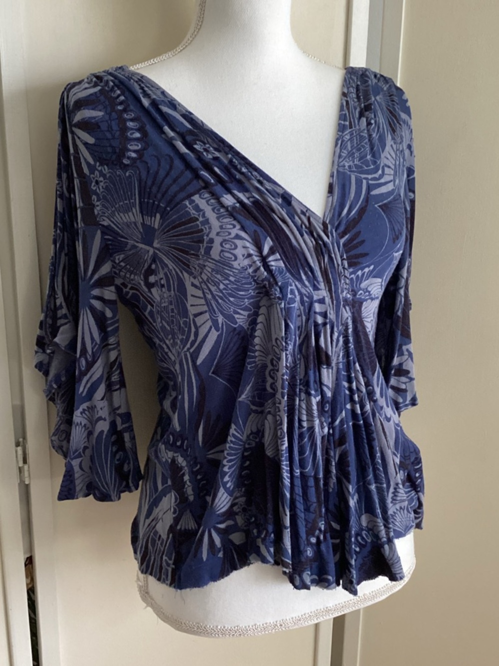 FREE PEOPLE top XS crop blue print EUC cold shoulder butterfly sleeve